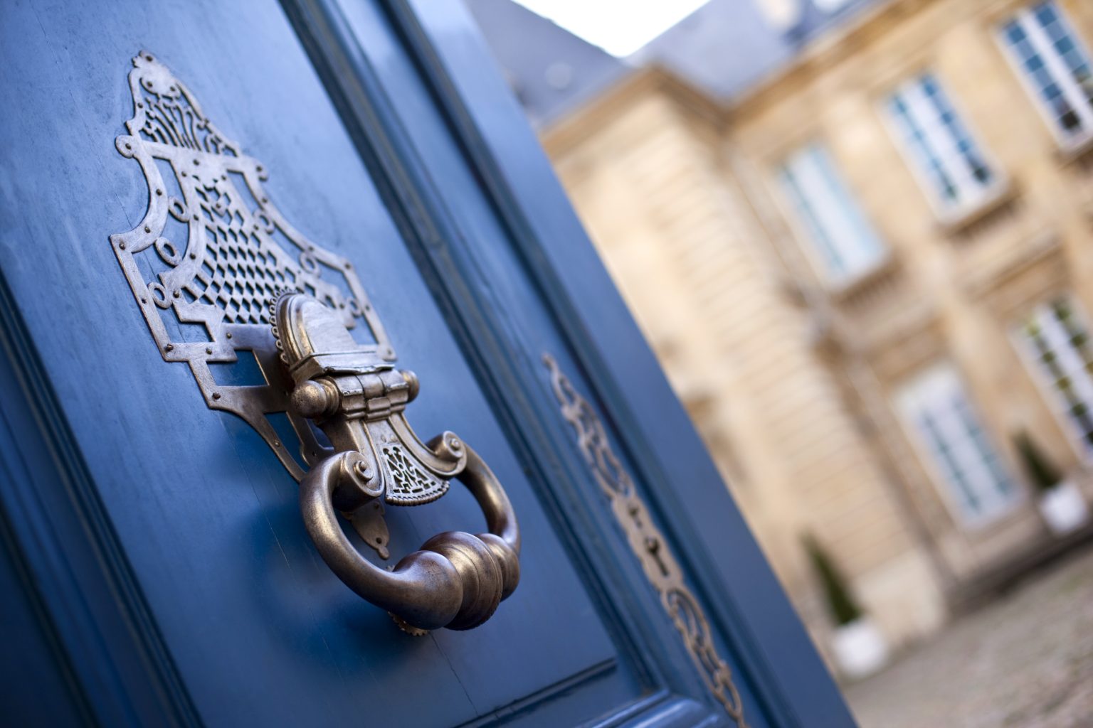 Image porte entrouverte, référence a un audit patrimonial